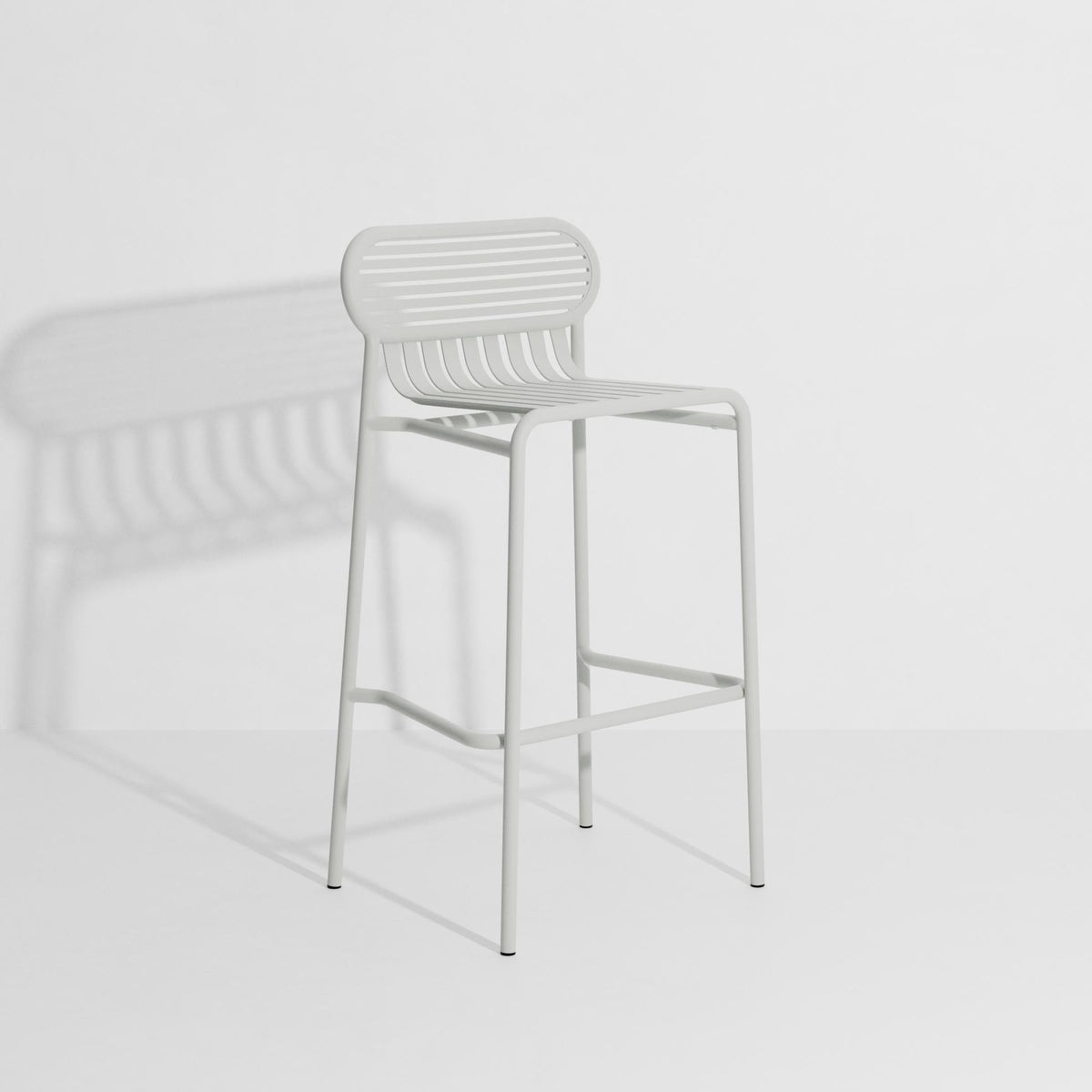 Barhocker Week-End von Petite Friture aus mattiertem schwarzem Aluminium, ovale Rahmenform mit horizontalen und vertikalen Lamellen, Sitzhöhe 80 cm.
