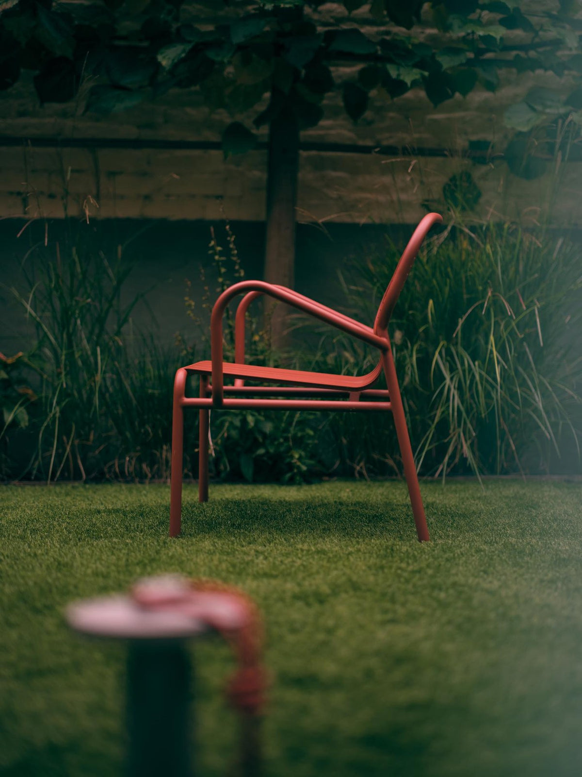 Barhocker Week-End von Petite Friture aus mattiertem schwarzem Aluminium, ovale Rahmenform mit horizontalen und vertikalen Lamellen, Sitzhöhe 80 cm.