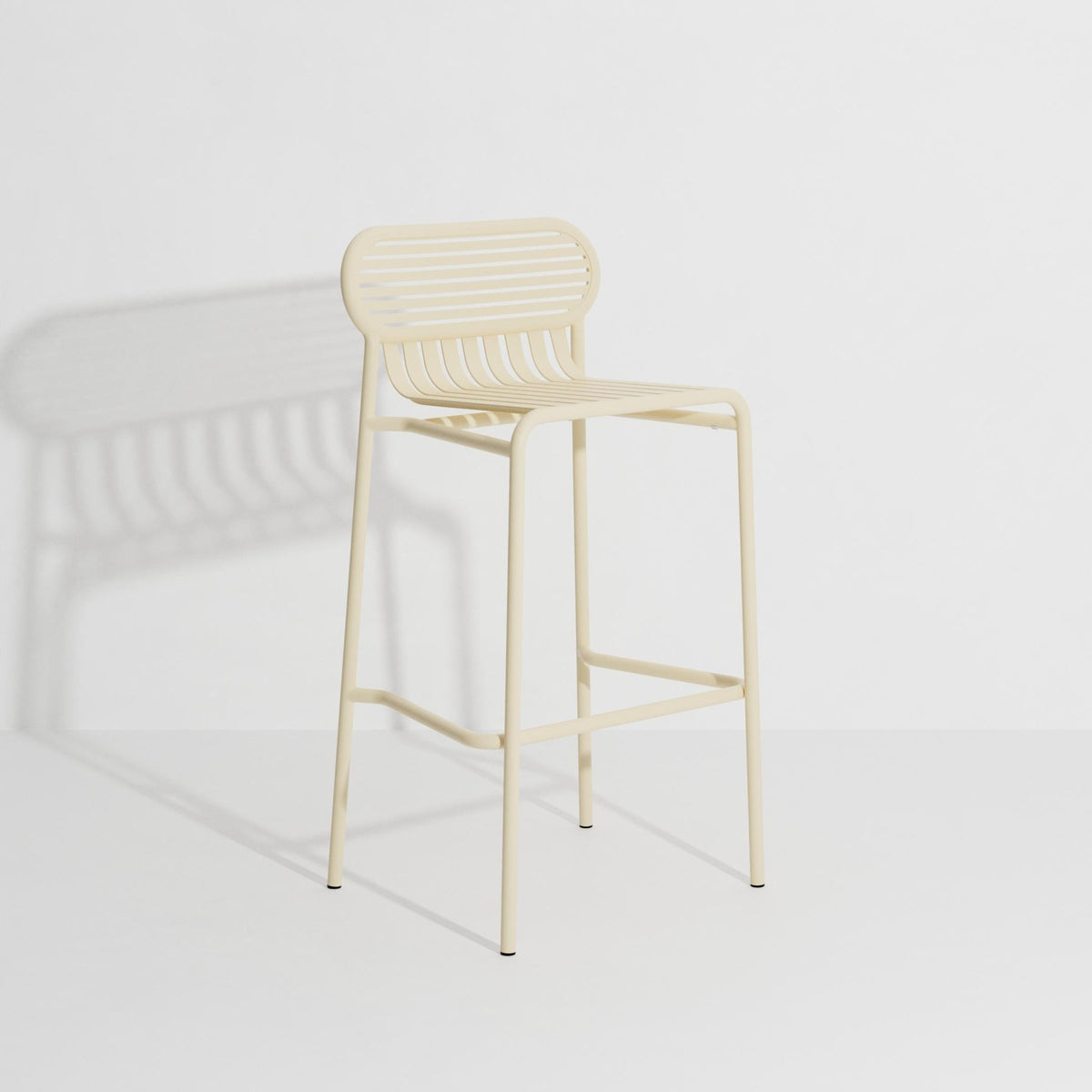 Barhocker Week-End von Petite Friture aus mattiertem schwarzem Aluminium, ovale Rahmenform mit horizontalen und vertikalen Lamellen, Sitzhöhe 80 cm.