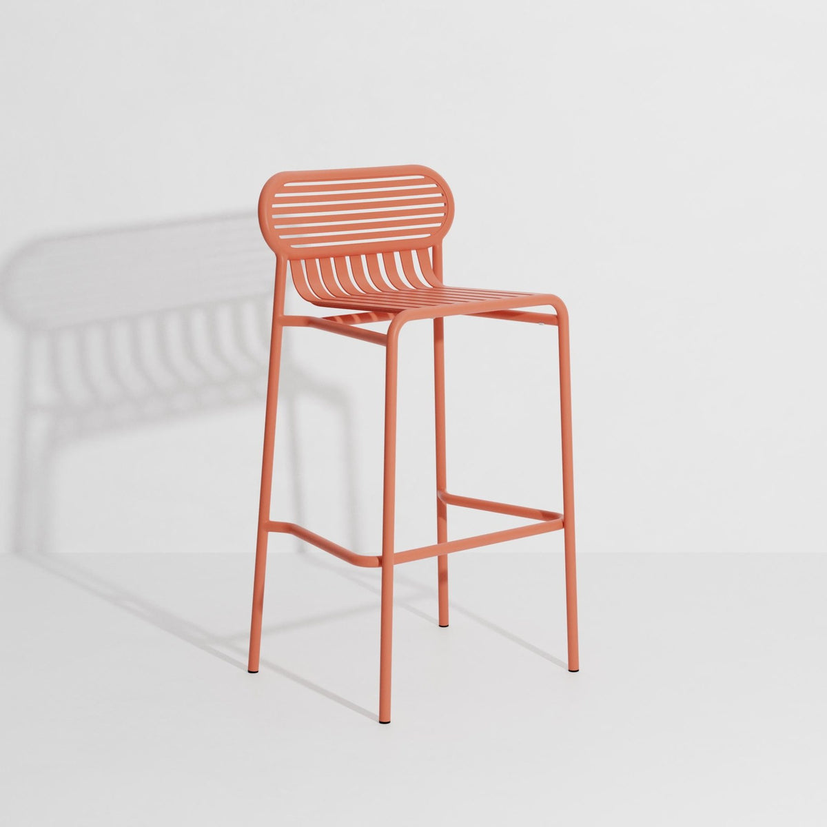 Barhocker Week-End von Petite Friture aus mattiertem schwarzem Aluminium, ovale Rahmenform mit horizontalen und vertikalen Lamellen, Sitzhöhe 80 cm.