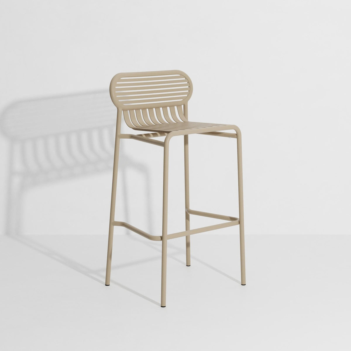Barhocker Week-End von Petite Friture aus mattiertem schwarzem Aluminium, ovale Rahmenform mit horizontalen und vertikalen Lamellen, Sitzhöhe 80 cm.