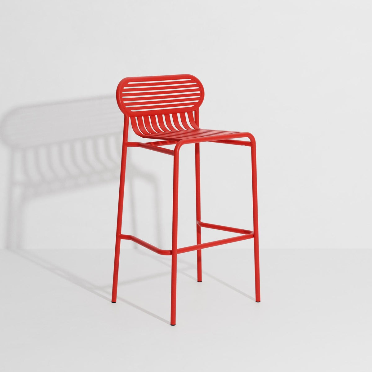 Barhocker Week-End von Petite Friture aus mattiertem schwarzem Aluminium, ovale Rahmenform mit horizontalen und vertikalen Lamellen, Sitzhöhe 80 cm.