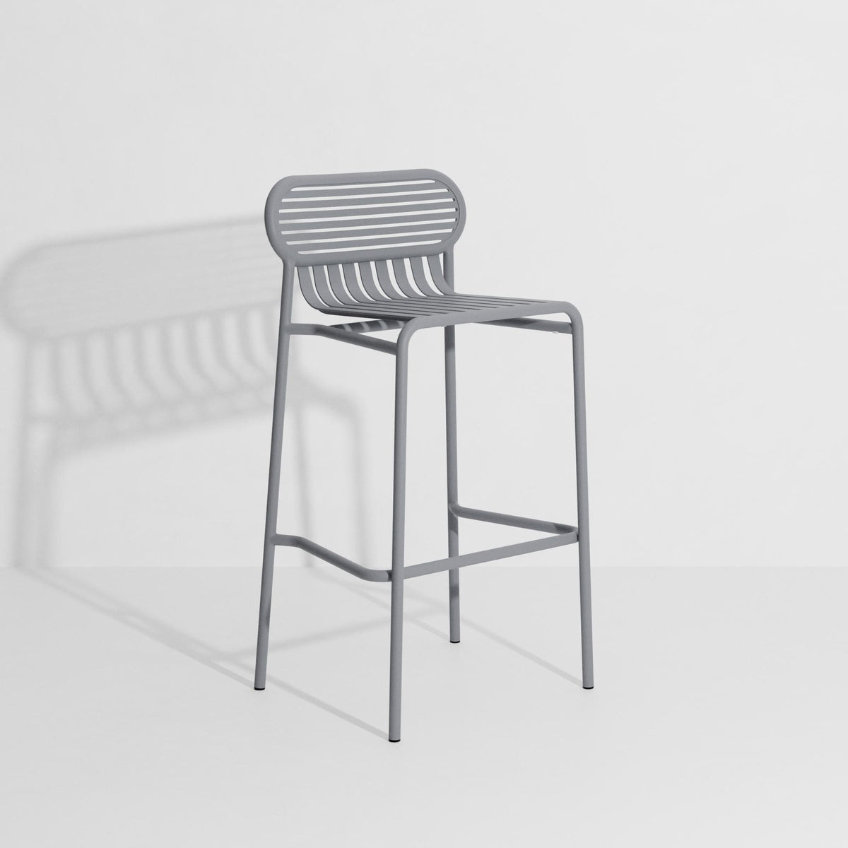 Barhocker Week-End von Petite Friture aus mattiertem schwarzem Aluminium, ovale Rahmenform mit horizontalen und vertikalen Lamellen, Sitzhöhe 80 cm.