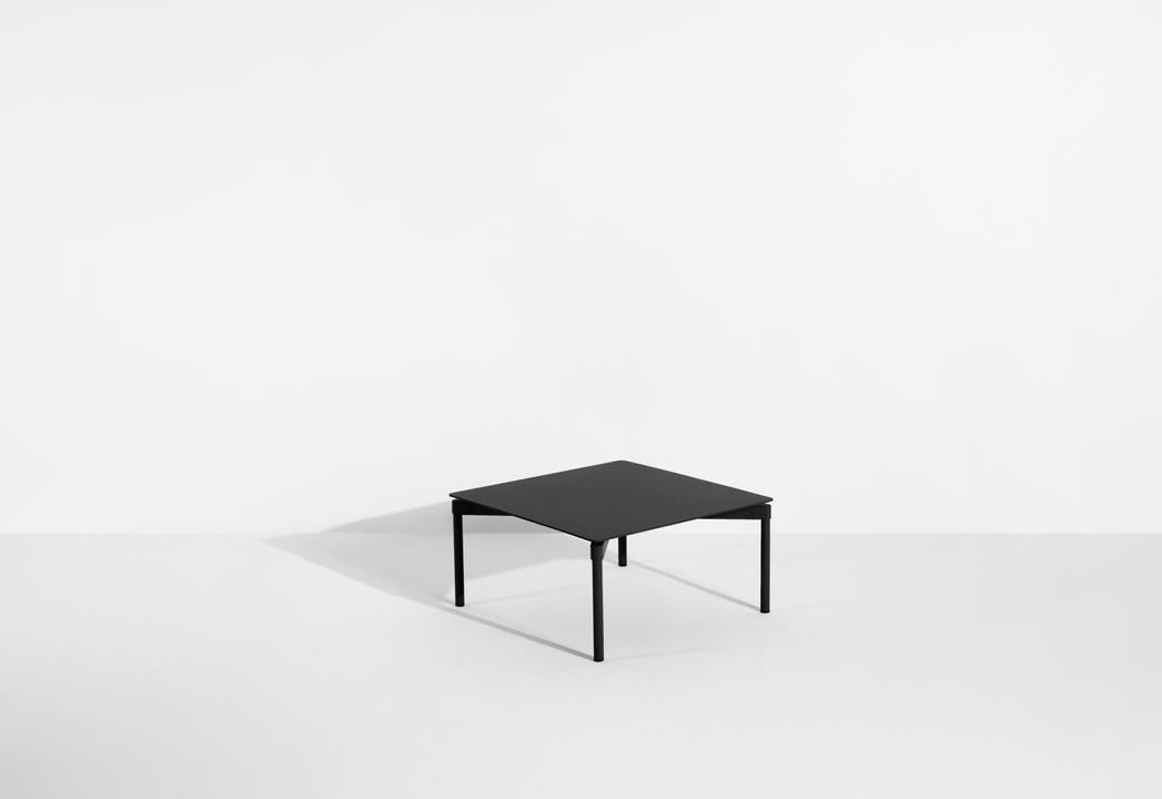 Quadratischer Gartentisch Fromme von Petite Friture aus mattiertem, grained Aluminium mit anti-UV-Pulverbeschichtung in Coral, 70x70cm, Höhe 73cm.