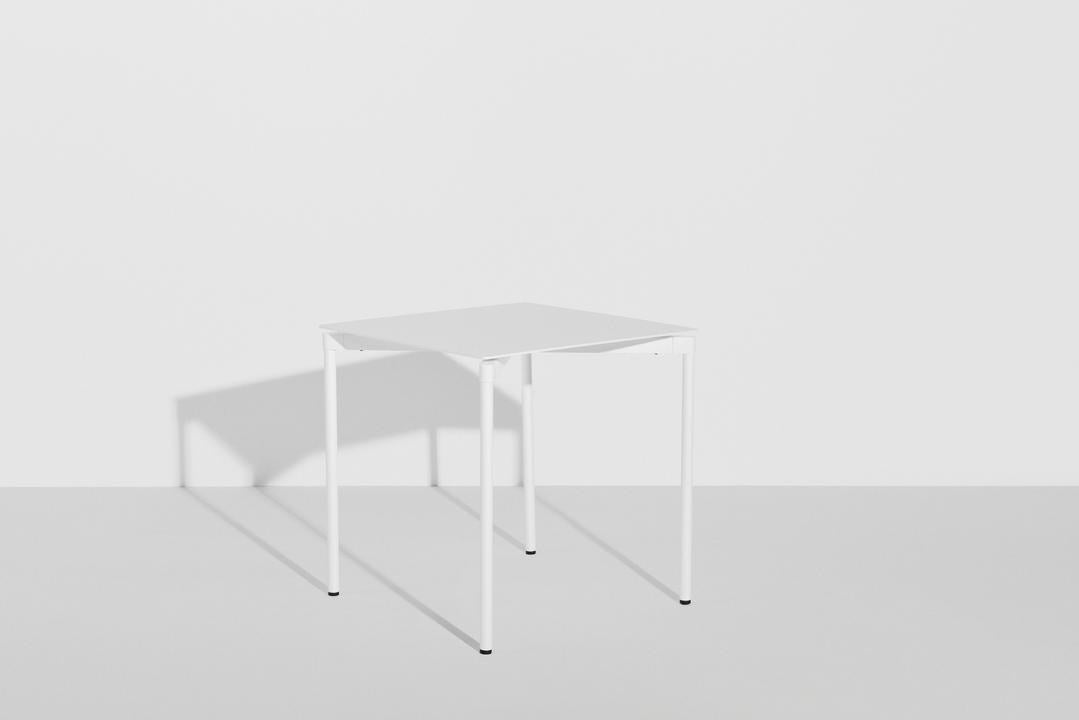 Quadratischer Gartentisch Fromme von Petite Friture aus mattiertem, grained Aluminium mit anti-UV-Pulverbeschichtung in Coral, 70x70cm, Höhe 73cm.