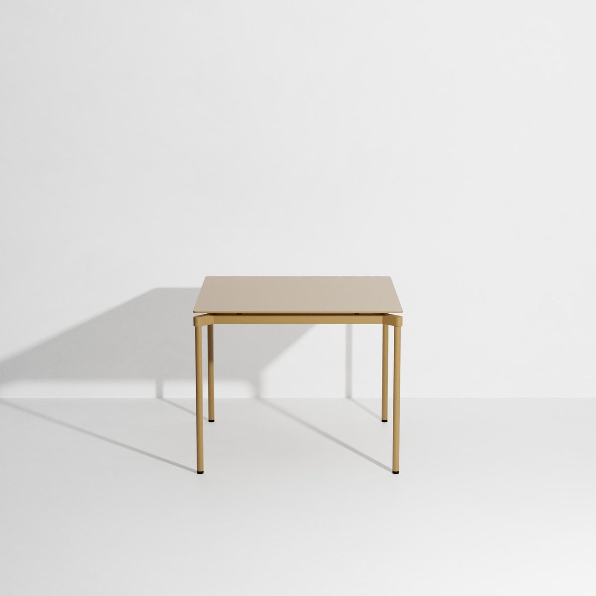 Quadratischer Gartentisch Fromme von Petite Friture aus mattiertem, grained Aluminium mit anti-UV-Pulverbeschichtung in Coral, 70x70cm, Höhe 73cm.