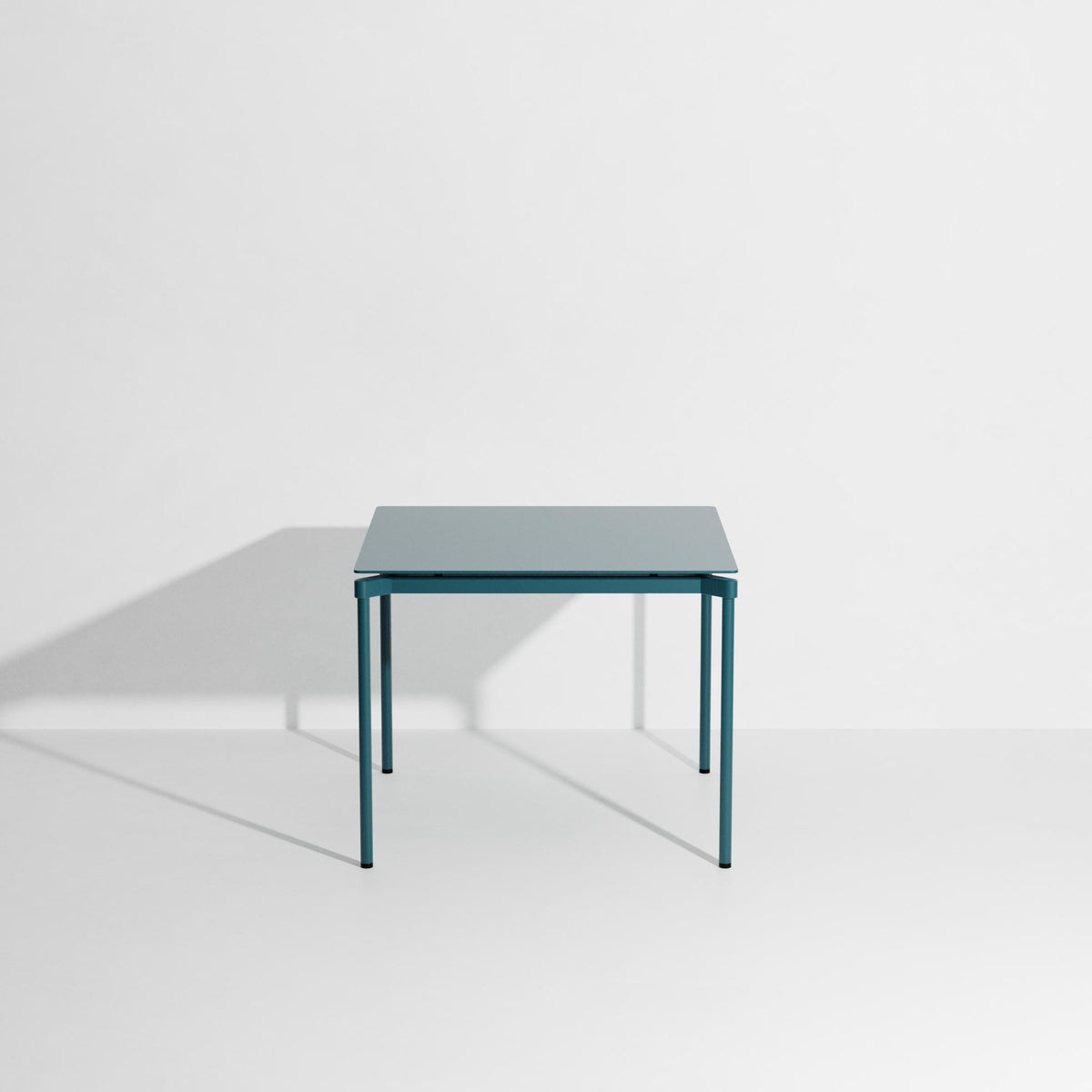Quadratischer Gartentisch Fromme von Petite Friture aus mattiertem, grained Aluminium mit anti-UV-Pulverbeschichtung in Coral, 70x70cm, Höhe 73cm.