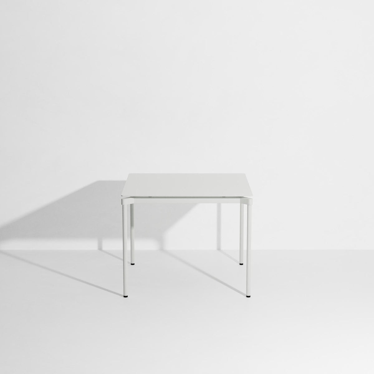 Quadratischer Gartentisch Fromme von Petite Friture aus mattiertem, grained Aluminium mit anti-UV-Pulverbeschichtung in Coral, 70x70cm, Höhe 73cm.