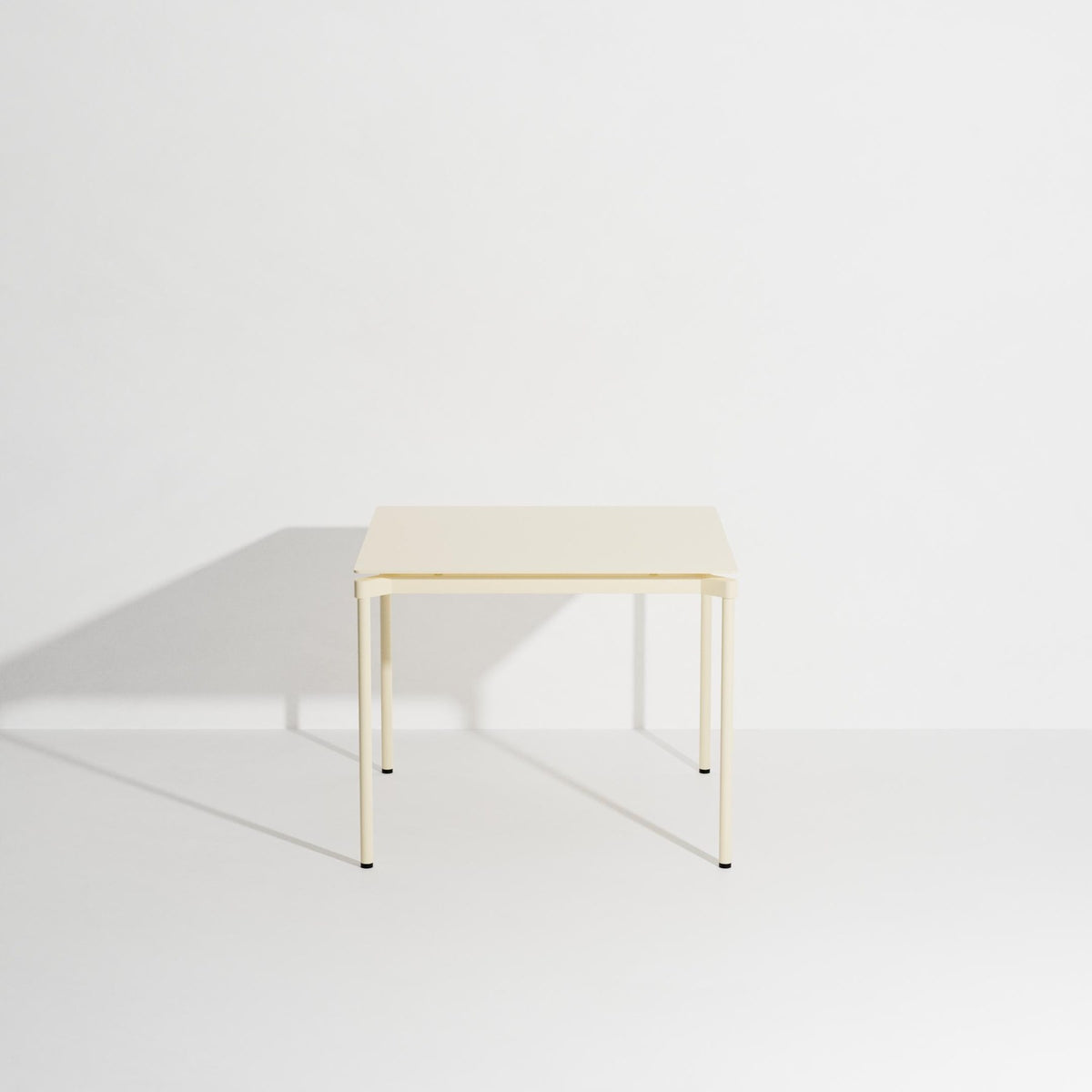 Quadratischer Gartentisch Fromme von Petite Friture aus mattiertem, grained Aluminium mit anti-UV-Pulverbeschichtung in Coral, 70x70cm, Höhe 73cm.