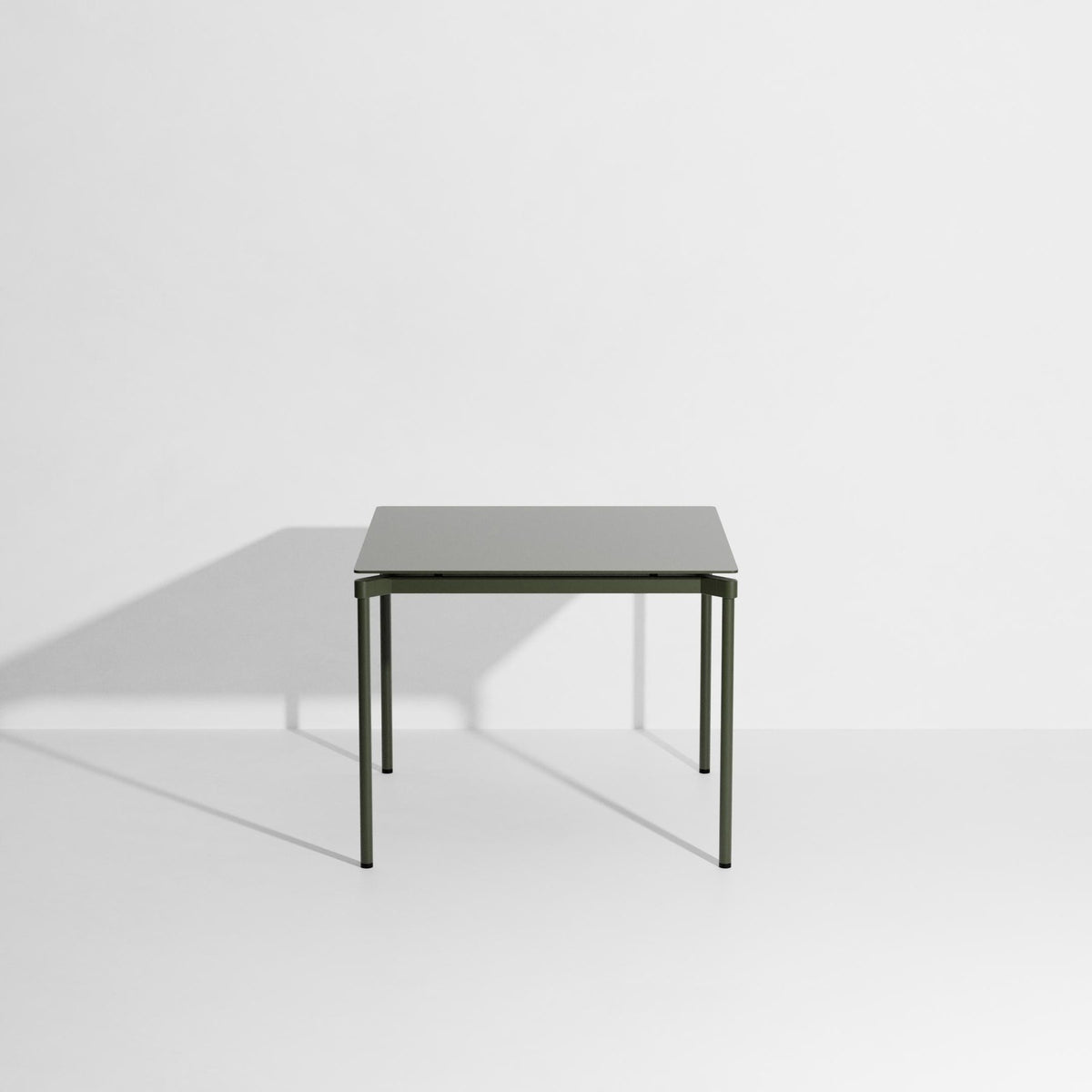 Quadratischer Gartentisch Fromme von Petite Friture aus mattiertem, grained Aluminium mit anti-UV-Pulverbeschichtung in Coral, 70x70cm, Höhe 73cm.