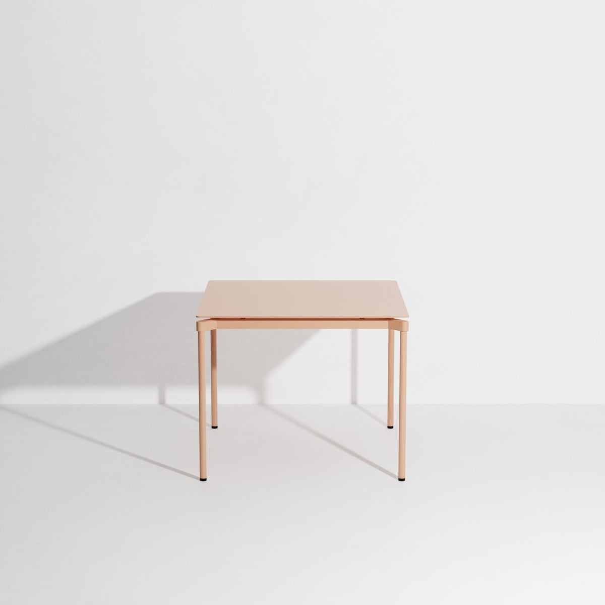 Quadratischer Gartentisch Fromme von Petite Friture aus mattiertem, grained Aluminium mit anti-UV-Pulverbeschichtung in Coral, 70x70cm, Höhe 73cm.