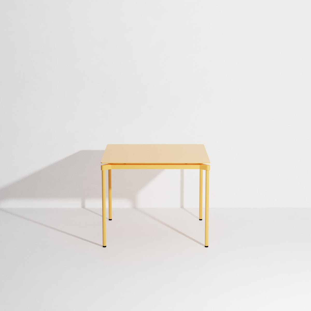 Quadratischer Gartentisch Fromme von Petite Friture aus mattiertem, grained Aluminium mit anti-UV-Pulverbeschichtung in Coral, 70x70cm, Höhe 73cm.