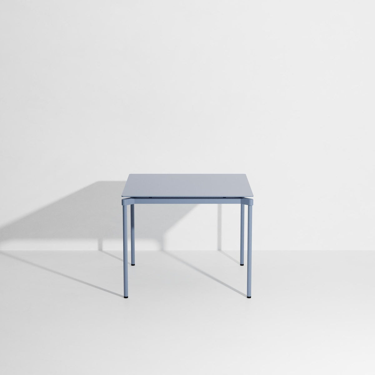 Quadratischer Gartentisch Fromme von Petite Friture aus mattiertem, grained Aluminium mit anti-UV-Pulverbeschichtung in Coral, 70x70cm, Höhe 73cm.