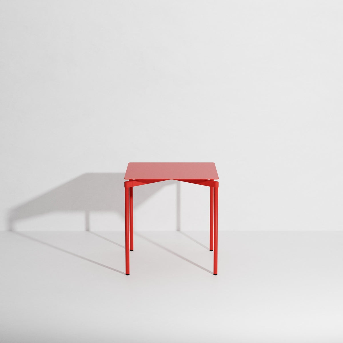 Quadratischer Gartentisch Fromme von Petite Friture aus mattiertem, grained Aluminium mit anti-UV-Pulverbeschichtung in Coral, 70x70cm, Höhe 73cm.