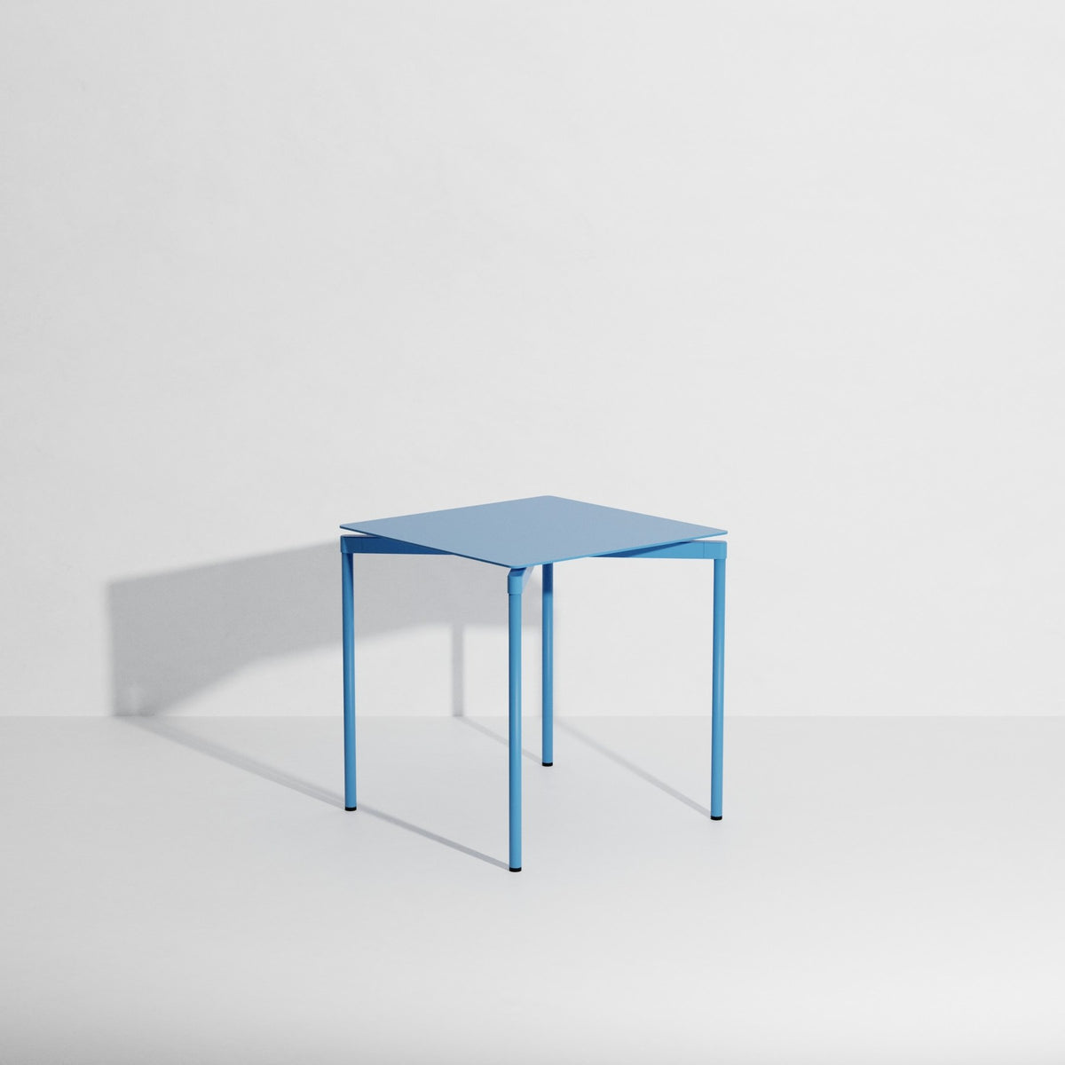 Quadratischer Gartentisch Fromme von Petite Friture aus mattiertem, grained Aluminium mit anti-UV-Pulverbeschichtung in Coral, 70x70cm, Höhe 73cm.