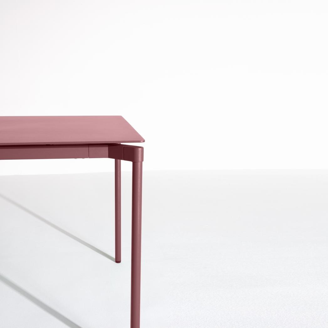 Rechteckiger Gartentisch Fromme von Petite Friture aus schwarzem, mattiertem Aluminium mit pulverbeschichteter Oberfläche.
