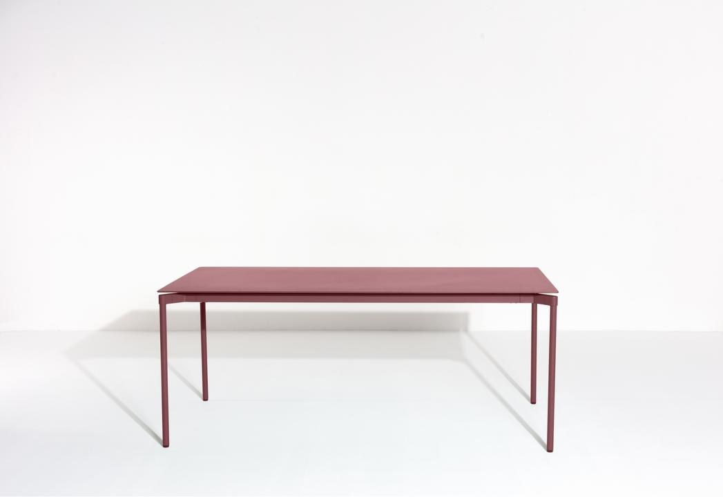 Rechteckiger Gartentisch Fromme von Petite Friture aus schwarzem, mattiertem Aluminium mit pulverbeschichteter Oberfläche.