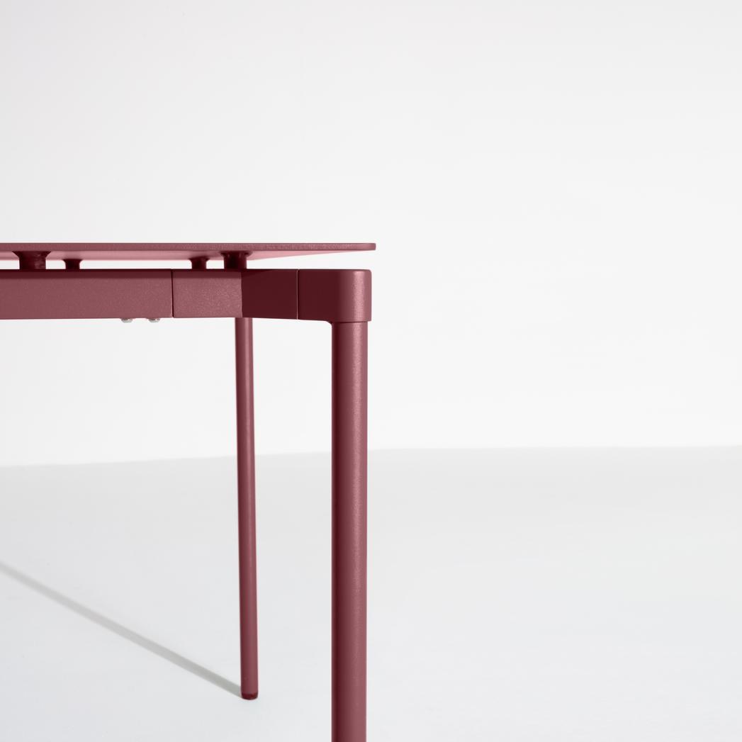 Rechteckiger Gartentisch Fromme von Petite Friture aus schwarzem, mattiertem Aluminium mit pulverbeschichteter Oberfläche.