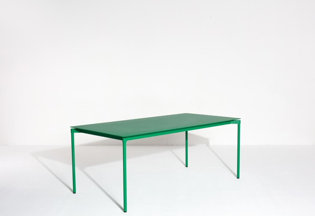 Rechteckiger Gartentisch Fromme von Petite Friture aus schwarzem, mattiertem Aluminium mit pulverbeschichteter Oberfläche.