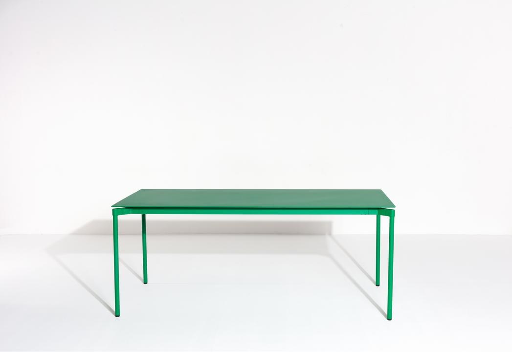 Rechteckiger Gartentisch Fromme von Petite Friture aus schwarzem, mattiertem Aluminium mit pulverbeschichteter Oberfläche.
