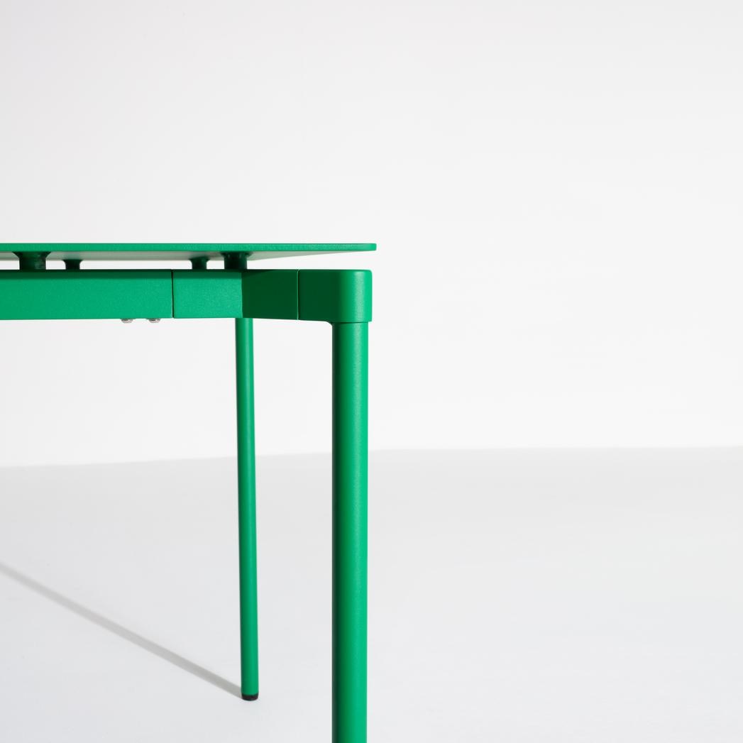 Rechteckiger Gartentisch Fromme von Petite Friture aus schwarzem, mattiertem Aluminium mit pulverbeschichteter Oberfläche.