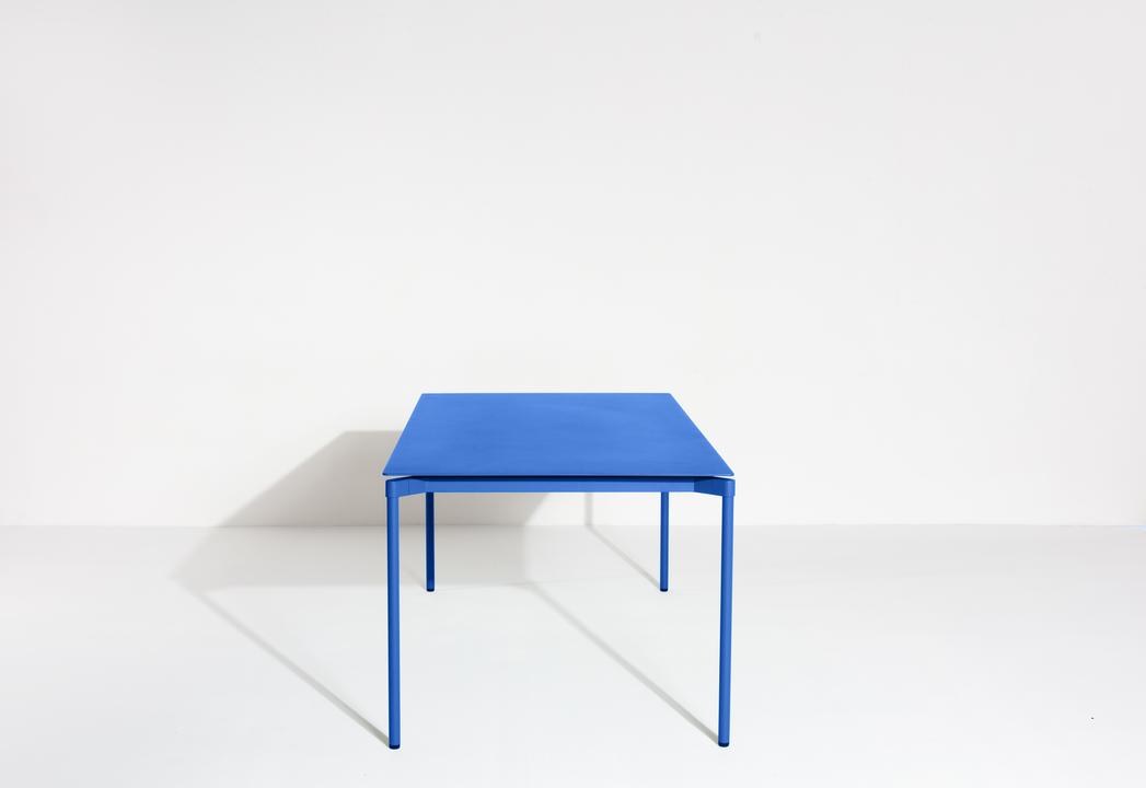 Rechteckiger Gartentisch Fromme von Petite Friture aus schwarzem, mattiertem Aluminium mit pulverbeschichteter Oberfläche.