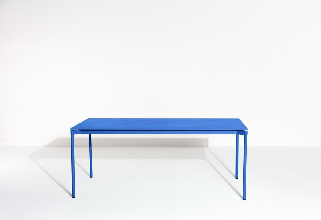 Rechteckiger Gartentisch Fromme von Petite Friture aus schwarzem, mattiertem Aluminium mit pulverbeschichteter Oberfläche.