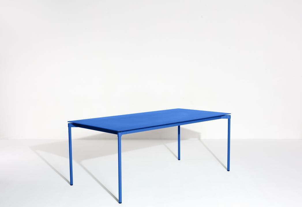 Rechteckiger Gartentisch Fromme von Petite Friture aus schwarzem, mattiertem Aluminium mit pulverbeschichteter Oberfläche.