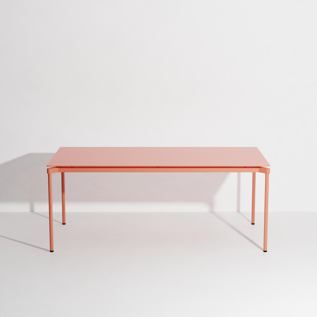 Rechteckiger Gartentisch Fromme von Petite Friture aus schwarzem, mattiertem Aluminium mit pulverbeschichteter Oberfläche.