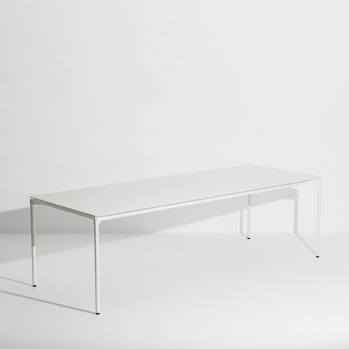 Rechteckiger Gartentisch Fromme von Petite Friture aus schwarzem, mattiertem Aluminium mit pulverbeschichteter Oberfläche.