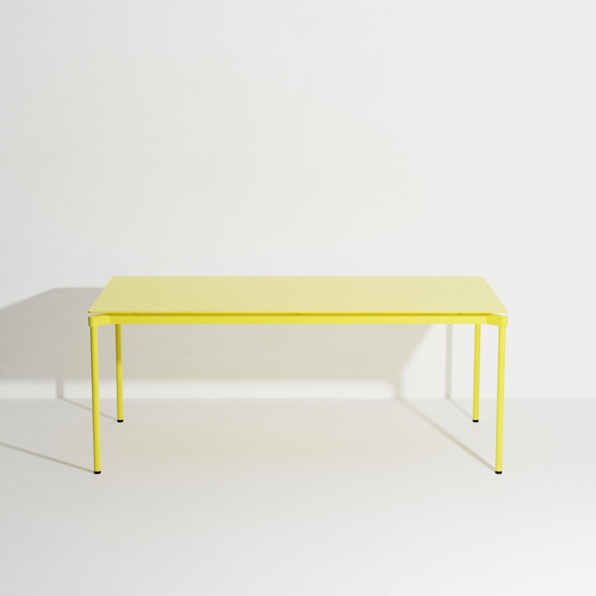 Rechteckiger Gartentisch Fromme von Petite Friture aus schwarzem, mattiertem Aluminium mit pulverbeschichteter Oberfläche.