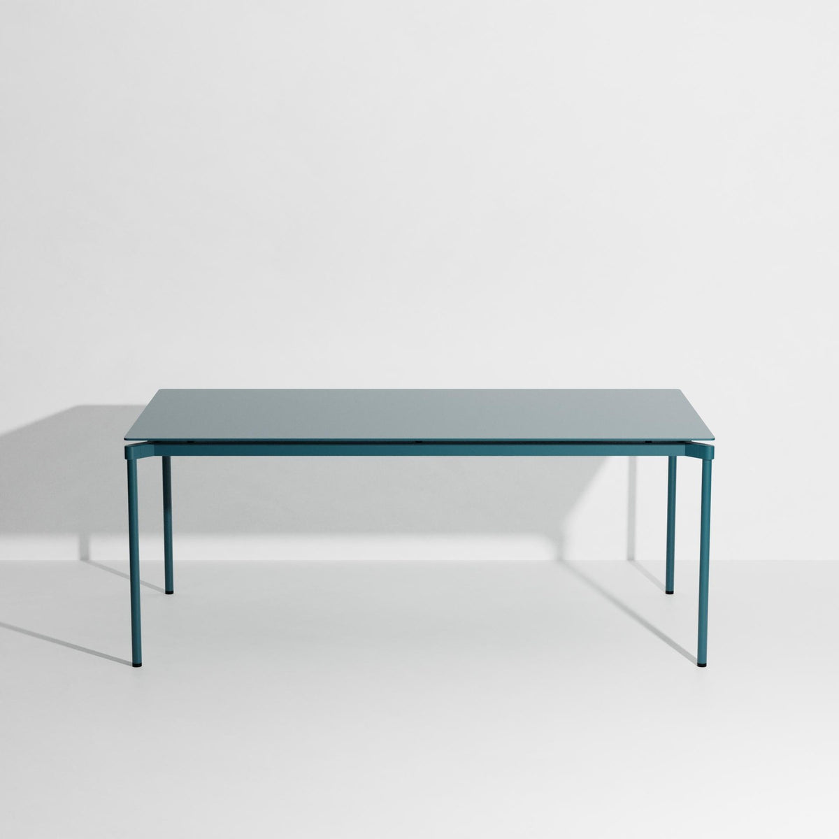 Rechteckiger Gartentisch Fromme von Petite Friture aus schwarzem, mattiertem Aluminium mit pulverbeschichteter Oberfläche.