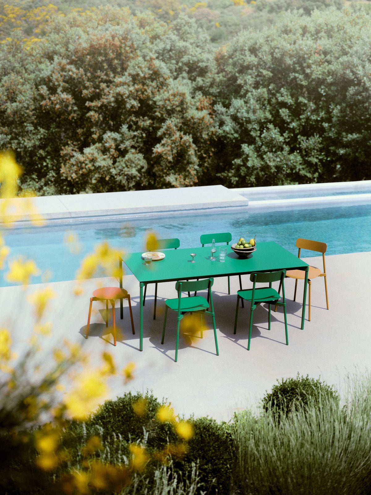 Rechteckiger Gartentisch Fromme von Petite Friture aus schwarzem, mattiertem Aluminium mit pulverbeschichteter Oberfläche.
