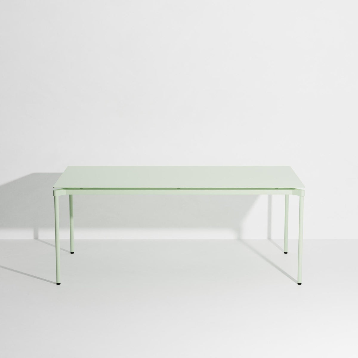 Rechteckiger Gartentisch Fromme von Petite Friture aus schwarzem, mattiertem Aluminium mit pulverbeschichteter Oberfläche.