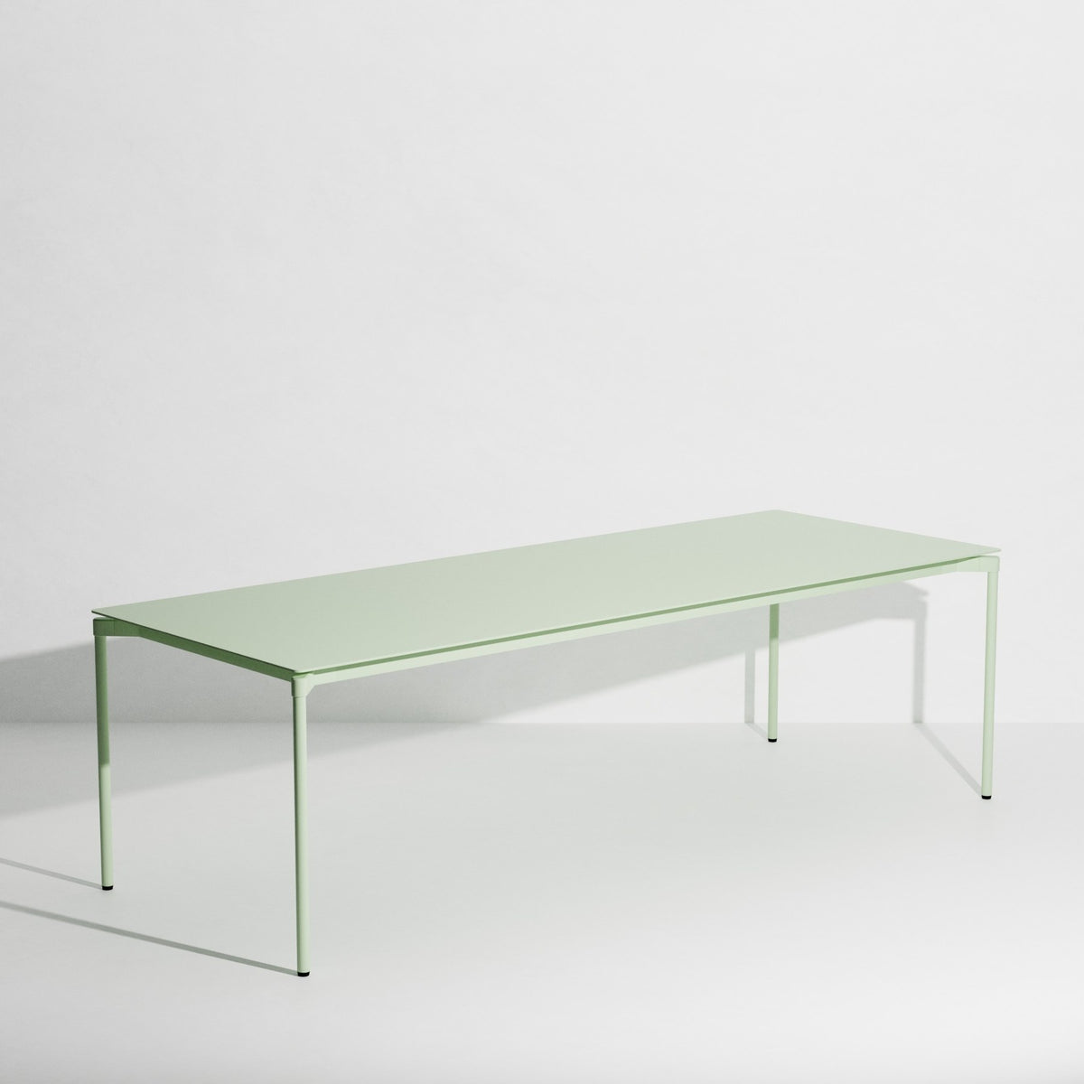 Rechteckiger Gartentisch Fromme von Petite Friture aus schwarzem, mattiertem Aluminium mit pulverbeschichteter Oberfläche.
