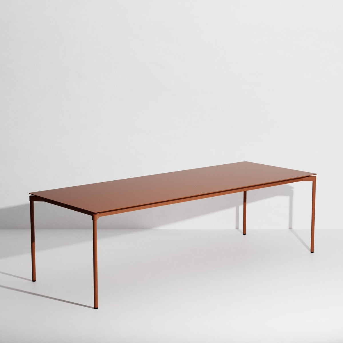 Rechteckiger Gartentisch Fromme von Petite Friture aus schwarzem, mattiertem Aluminium mit pulverbeschichteter Oberfläche.