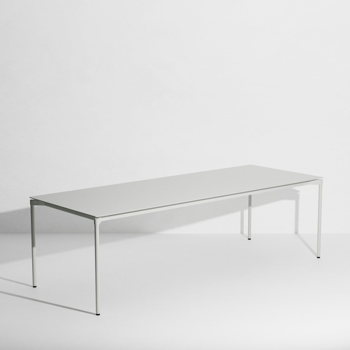 Rechteckiger Gartentisch Fromme von Petite Friture aus schwarzem, mattiertem Aluminium mit pulverbeschichteter Oberfläche.