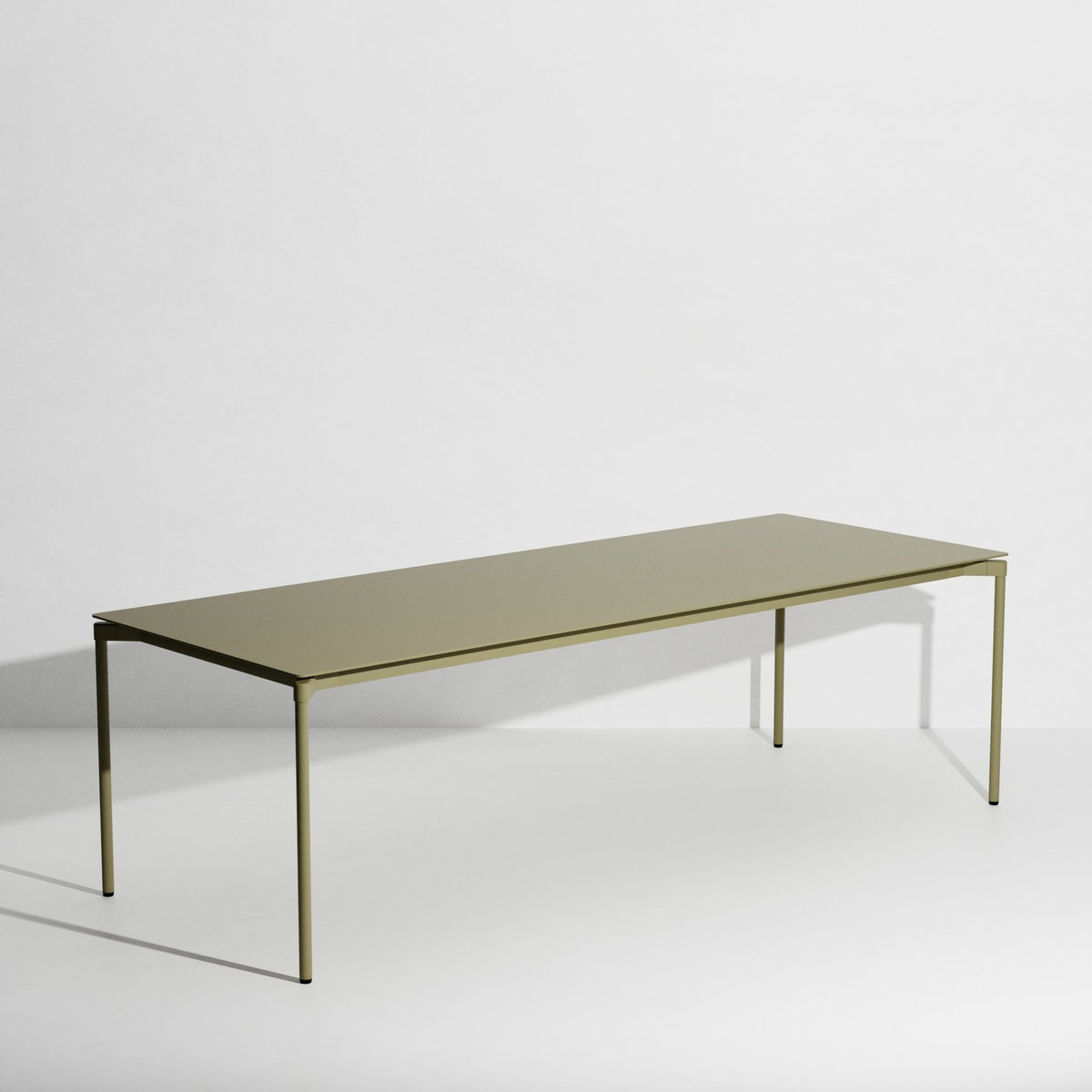 Rechteckiger Gartentisch Fromme von Petite Friture aus schwarzem, mattiertem Aluminium mit pulverbeschichteter Oberfläche.