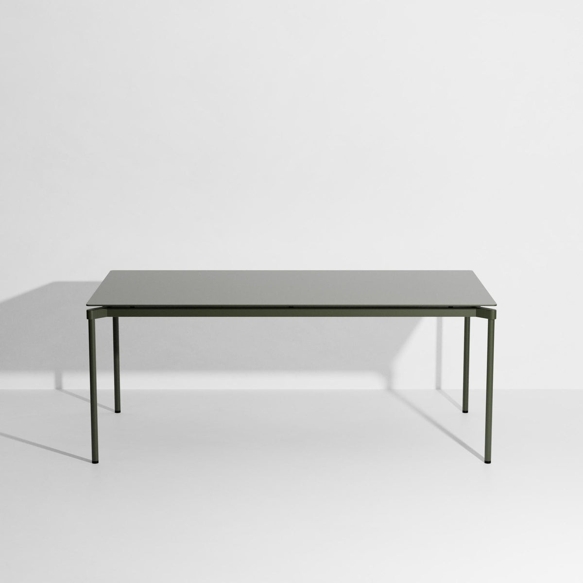 Rechteckiger Gartentisch Fromme von Petite Friture aus schwarzem, mattiertem Aluminium mit pulverbeschichteter Oberfläche.