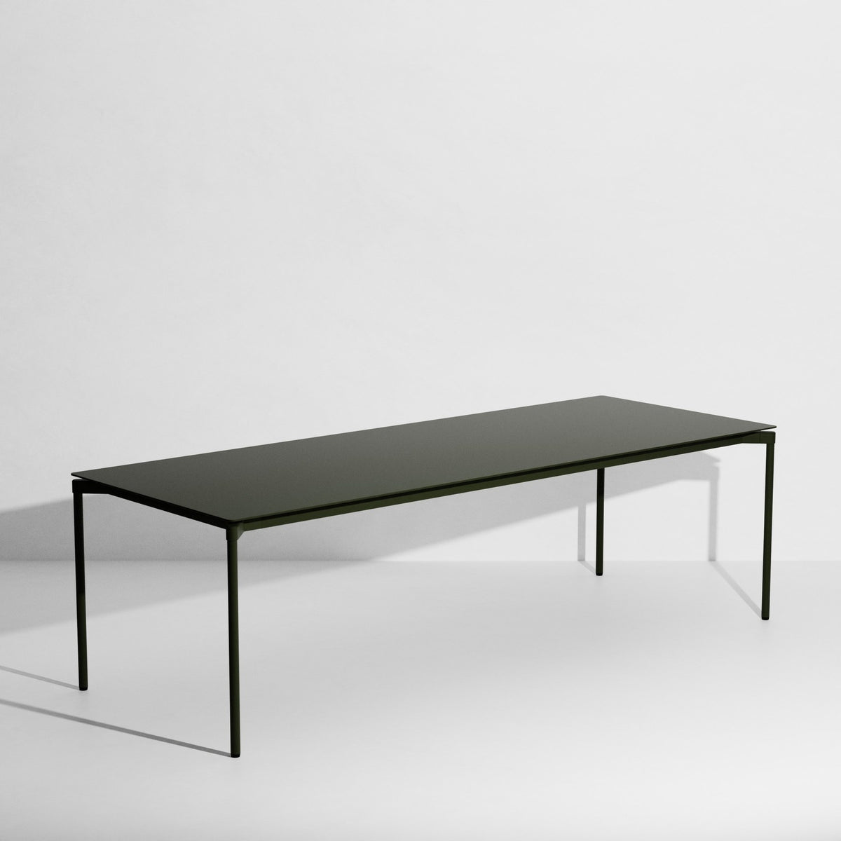 Rechteckiger Gartentisch Fromme von Petite Friture aus schwarzem, mattiertem Aluminium mit pulverbeschichteter Oberfläche.