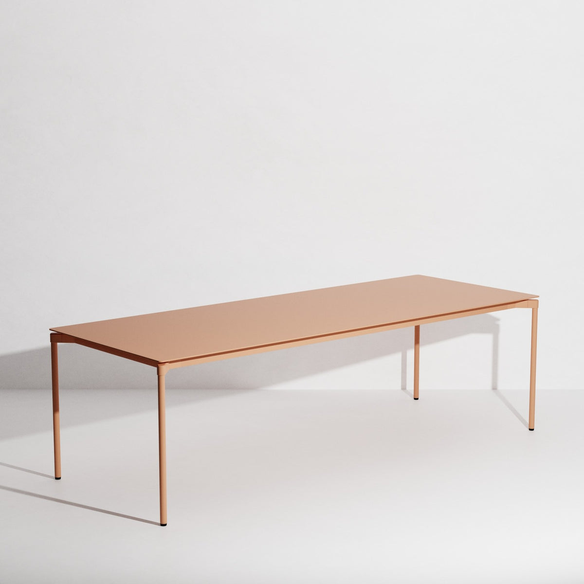 Rechteckiger Gartentisch Fromme von Petite Friture aus schwarzem, mattiertem Aluminium mit pulverbeschichteter Oberfläche.