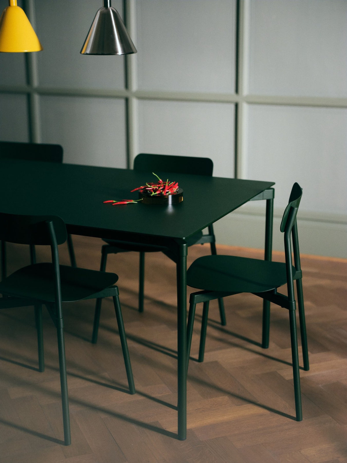 Rechteckiger Gartentisch Fromme von Petite Friture aus schwarzem, mattiertem Aluminium mit pulverbeschichteter Oberfläche.