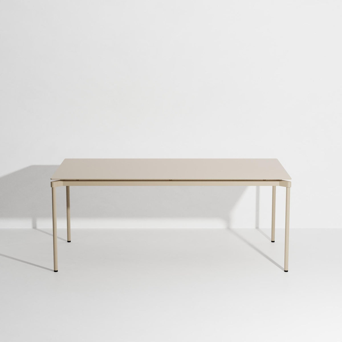 Rechteckiger Gartentisch Fromme von Petite Friture aus schwarzem, mattiertem Aluminium mit pulverbeschichteter Oberfläche.