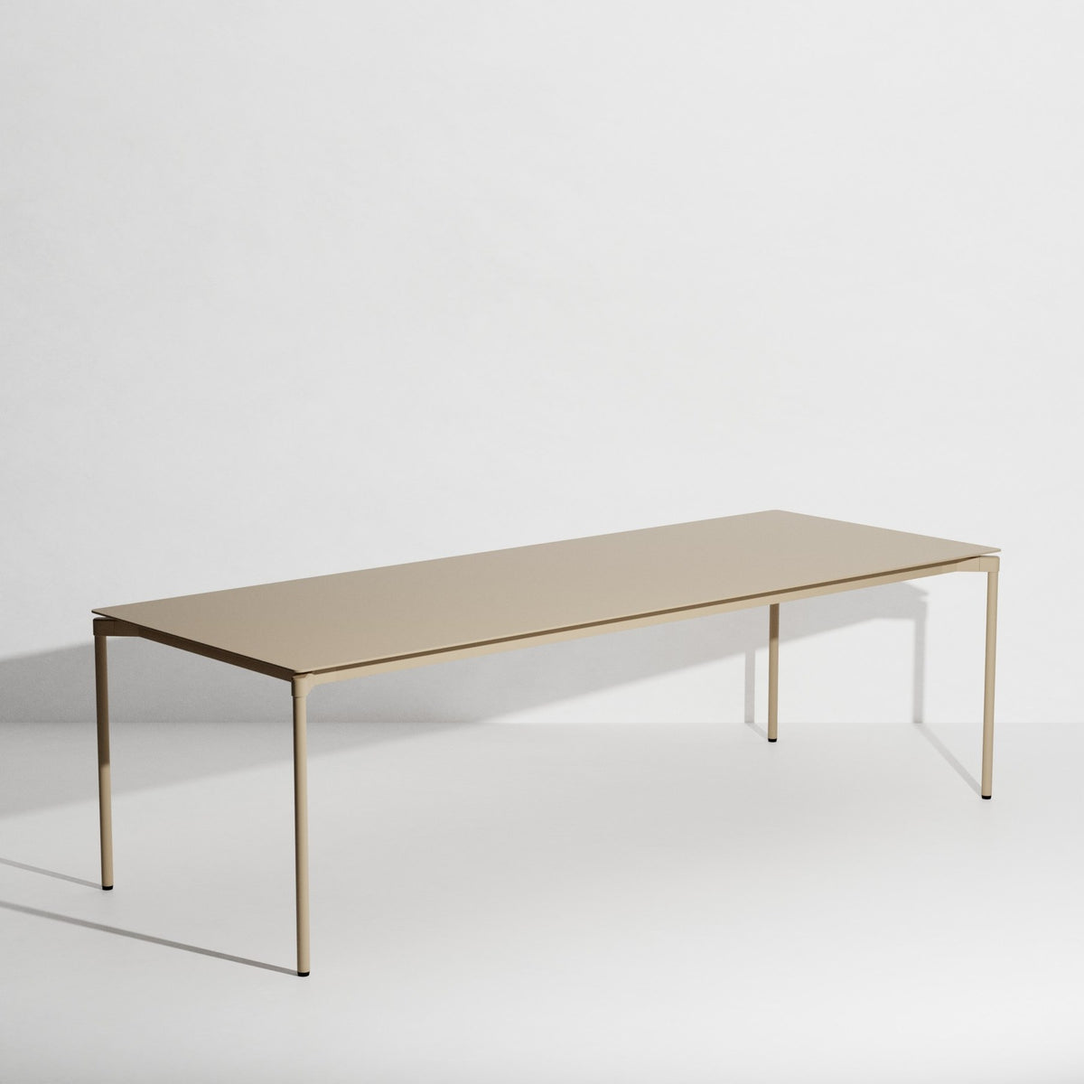 Rechteckiger Gartentisch Fromme von Petite Friture aus schwarzem, mattiertem Aluminium mit pulverbeschichteter Oberfläche.