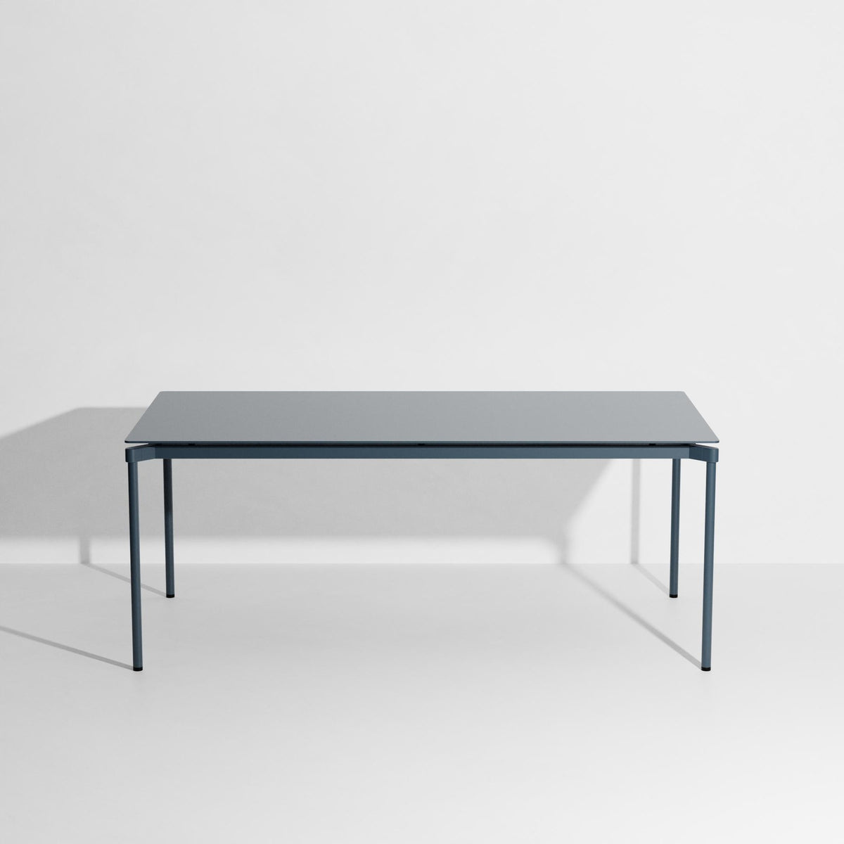 Rechteckiger Gartentisch Fromme von Petite Friture aus schwarzem, mattiertem Aluminium mit pulverbeschichteter Oberfläche.