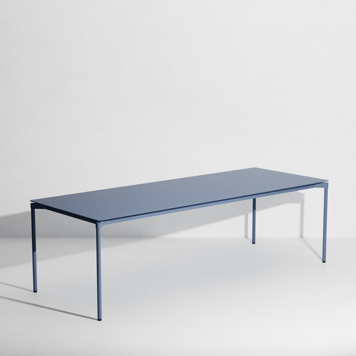 Rechteckiger Gartentisch Fromme von Petite Friture aus schwarzem, mattiertem Aluminium mit pulverbeschichteter Oberfläche.