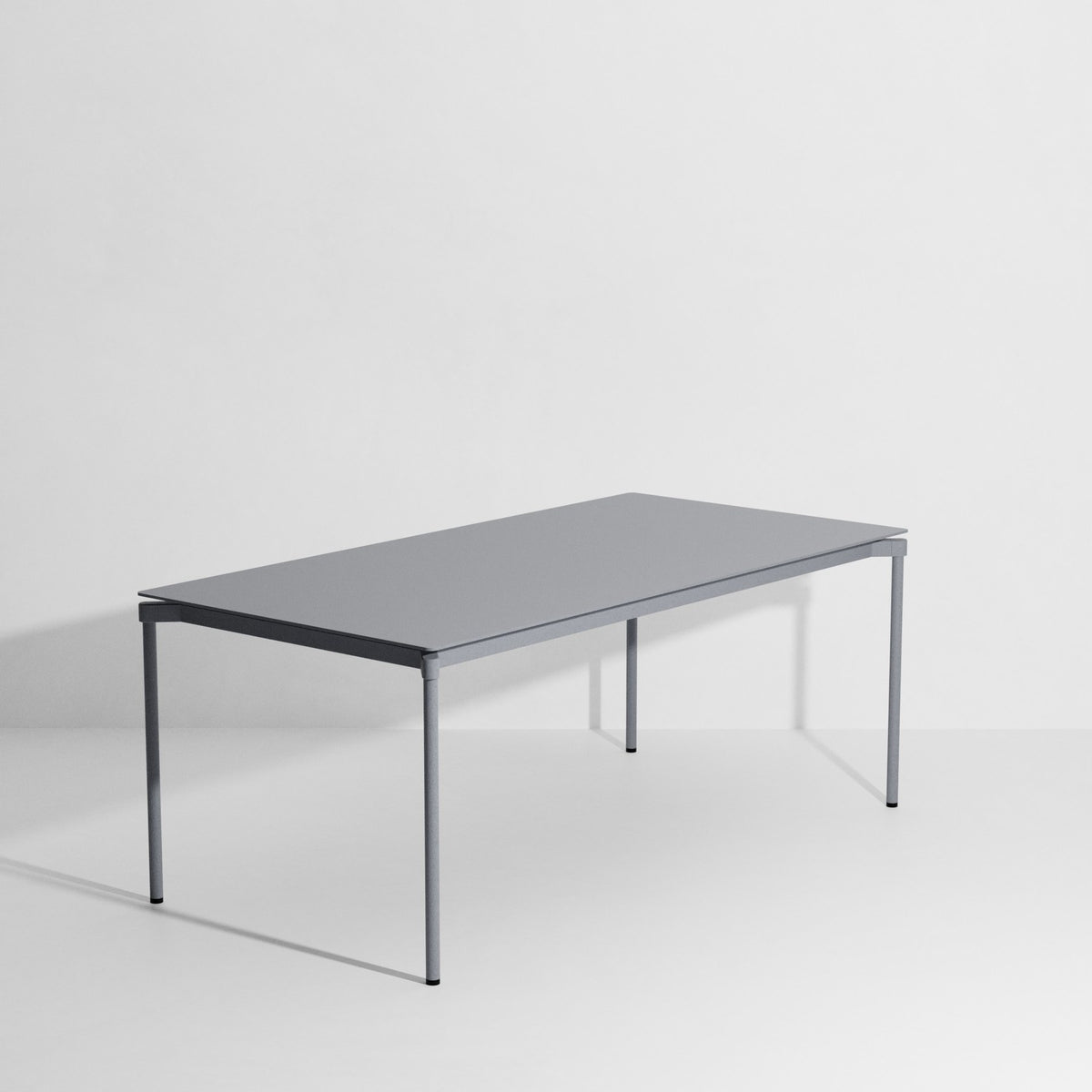 Rechteckiger Gartentisch Fromme von Petite Friture aus schwarzem, mattiertem Aluminium mit pulverbeschichteter Oberfläche.