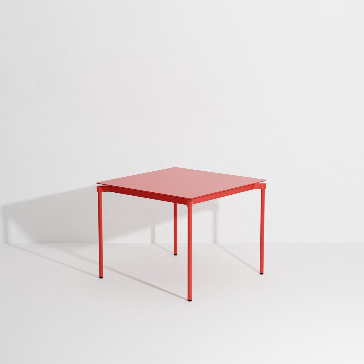 Rechteckiger Gartentisch Fromme von Petite Friture aus schwarzem, mattiertem Aluminium mit pulverbeschichteter Oberfläche.