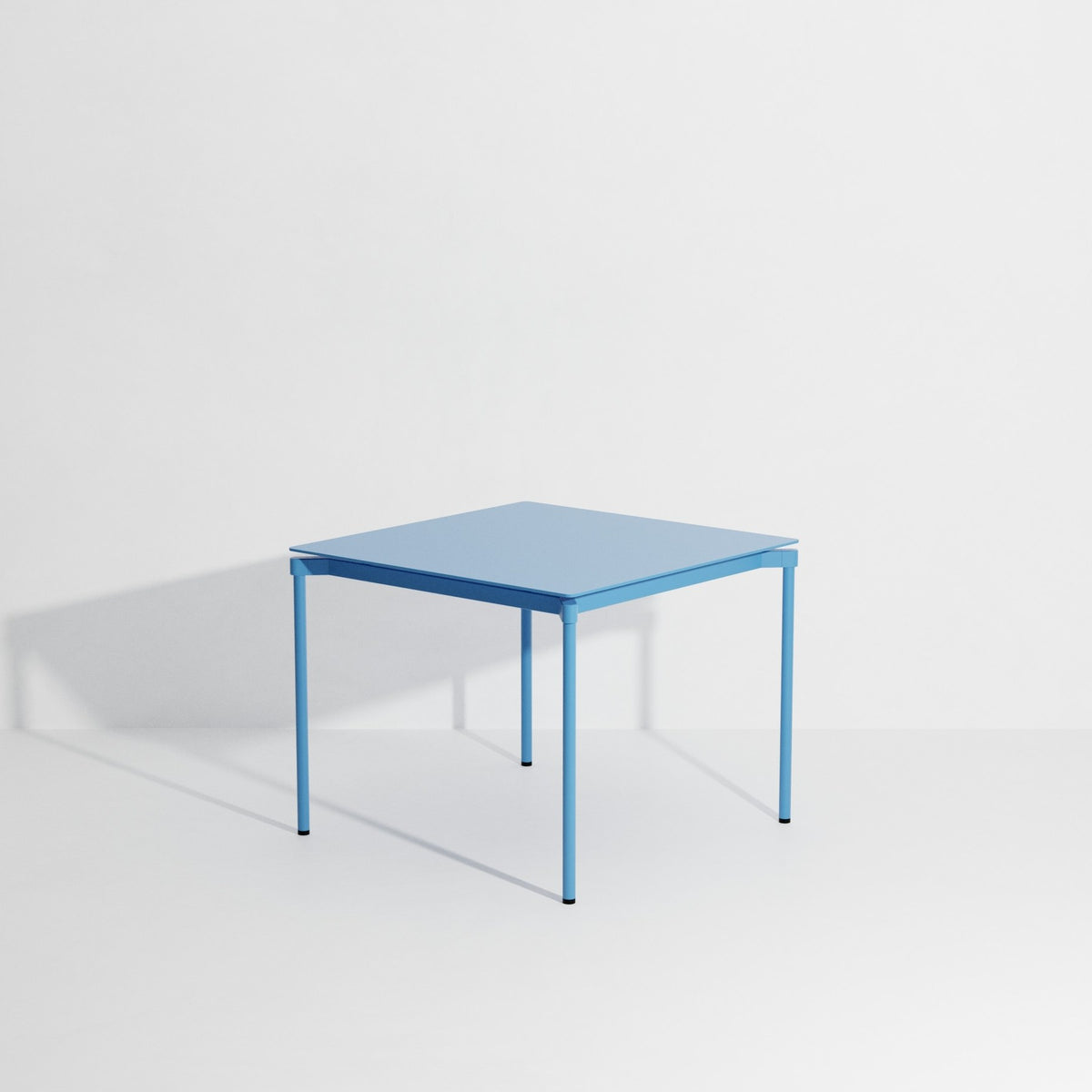 Rechteckiger Gartentisch Fromme von Petite Friture aus schwarzem, mattiertem Aluminium mit pulverbeschichteter Oberfläche.