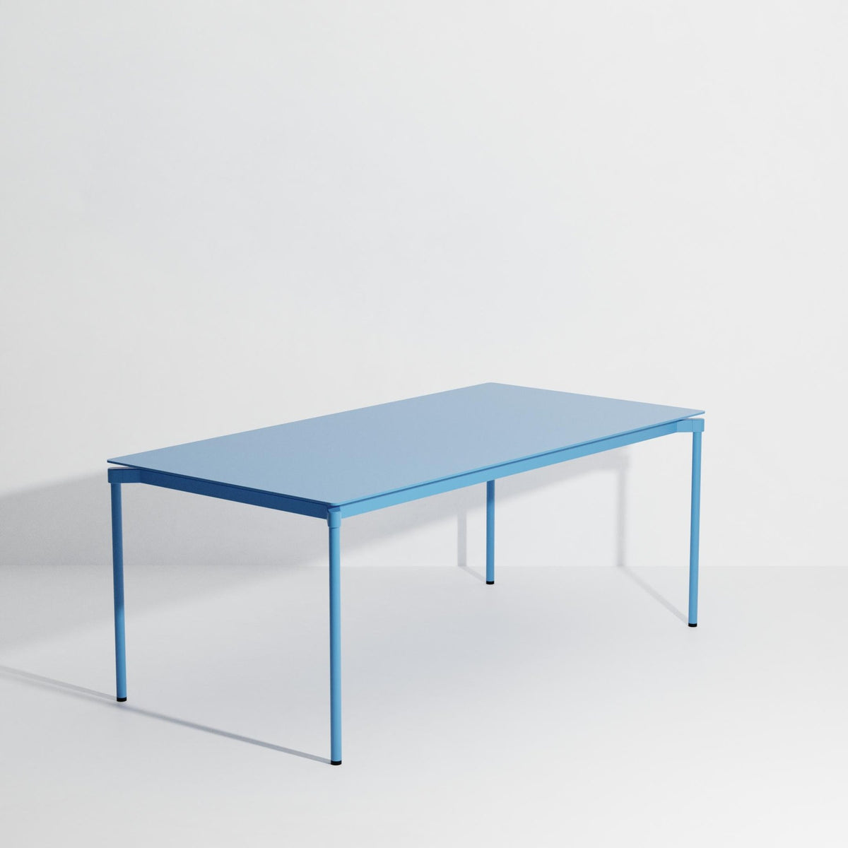 Rechteckiger Gartentisch Fromme von Petite Friture aus schwarzem, mattiertem Aluminium mit pulverbeschichteter Oberfläche.